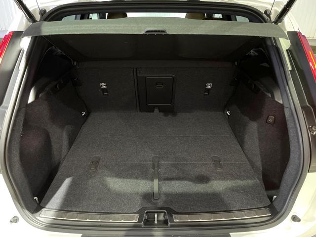 ＸＣ４０ Ｂ４　ＡＷＤ　インスクリプション　認定中古車　サンルーフ　アンバーレザーシート　ｈａｒｍａｎ／ｋａｒｄｏｎ　３６０°ビューカメラ　シートヒーター　１９インチアルミ　パイロットアシスト　レーダークルーズ　インテリセーフ　禁煙車（16枚目）