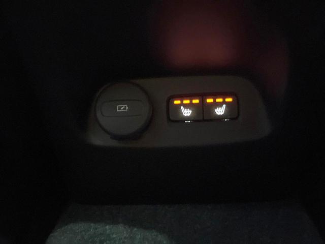 ＸＣ４０ Ｂ４　ＡＷＤ　インスクリプション　認定中古車　サンルーフ　アンバーレザーシート　ｈａｒｍａｎ／ｋａｒｄｏｎ　３６０°ビューカメラ　シートヒーター　１９インチアルミ　パイロットアシスト　レーダークルーズ　インテリセーフ　禁煙車（17枚目）