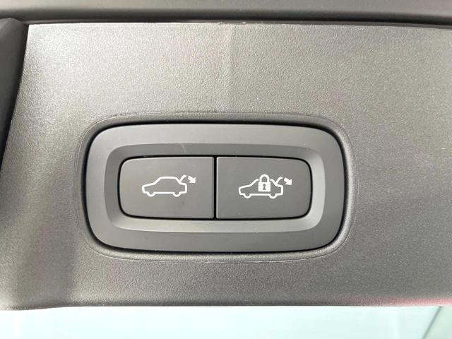 V90 リチャージアルティメトT8AWDプラグインハイブリド 認定中古車 B&Wサウンドシステム サンルーフ 黒革シート グーグル搭載ナビ 360°ビューカメラ シートベンチレーション シートヒーター パワーシート 純正20インチアルミ パワーバックドア(18枚目)