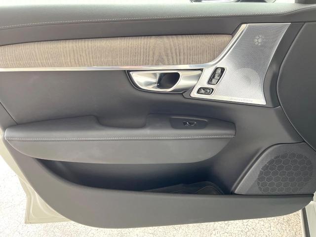 V90 リチャージアルティメトT8AWDプラグインハイブリド 認定中古車 B&Wサウンドシステム サンルーフ 黒革シート グーグル搭載ナビ 360°ビューカメラ シートベンチレーション シートヒーター パワーシート 純正20インチアルミ パワーバックドア(40枚目)