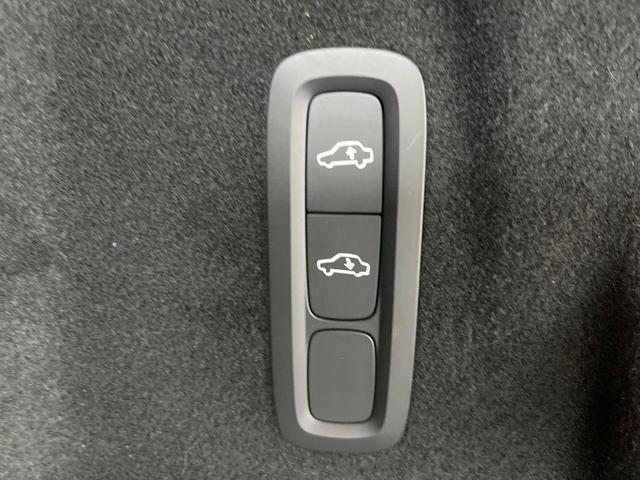 XC60 アルティメット B5 AWD 認定中古車 エアサス Google搭載 パノラマガラスサンルーフ Bowers&Wilkins ナッパレザーシート マッサージ機能 インテリセーフ 禁煙車 Bluetooth AppleCarPlay(20枚目)