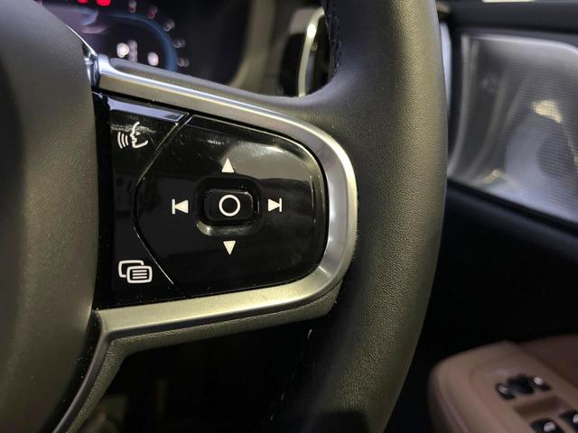 �y�X�e�A�����O�X�C�b�`�z�^�]���A�O������ڐ������炳���ɃI�[�f�B�I���̑��삪�ł���悤�A�K�؂ɔz�u���ꂽ�X�C�b�`�ށB���S�����K�ȃh���C�u�����o���Ă����֗��ȋ@�\�ł��B