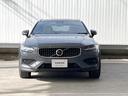 当店の認定中古車(VOLVO APPROVED CAR)はメーカー基準の車齢・走行に応じた内外装・機関の176項目もの項目に厳密な点検を実施。すべての基準を満たした自信を持ってお届けする中古車です。