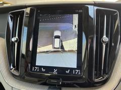 【３６０°ビューカメラ】４台の高解像度カメラで３６０度の鳥瞰図を表示。隣の車や壁、死角にある障害物などを画面で確認できるため、狭いスペースでの駐車・出入りも安心です。 7