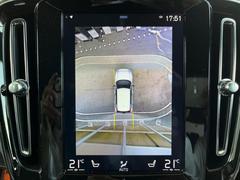【３６０°ビューカメラ】４台の高解像度カメラで３６０度の鳥瞰図を表示。隣の車や壁、死角にある障害物などを画面で確認できるため、狭いスペースでの駐車・出入りも安心です。 5