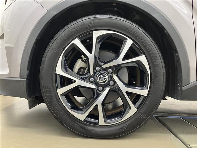 スポーティな印象を与える純正ホイールです。どこまでも走っていきたくなるようなデザインですね♪