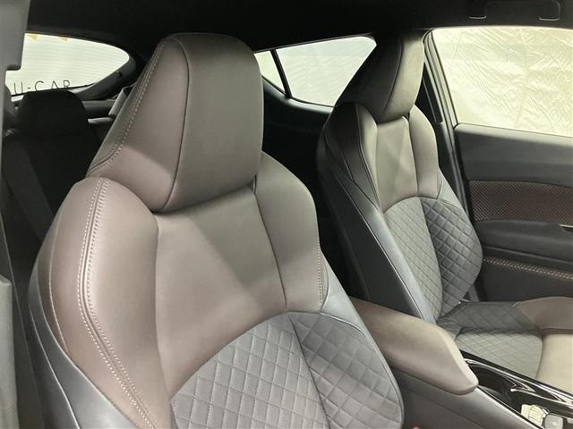 高いホールド性で運転姿勢が安定します。長距離ドライブでも疲れにくいのが魅力です。