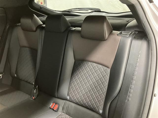 最適なパッド厚を追求した座り心地の良いリヤシート。６：４分割可倒式を採用し、シート肩口のレバー操作で、荷室の拡大も可能です。