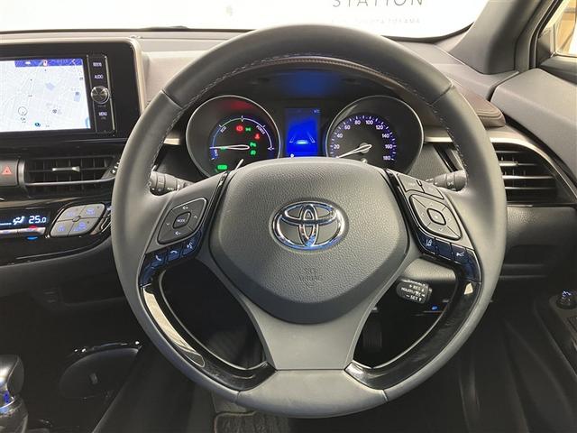 ステアリングスイッチにて走行中に視線を外すことなく、インフォメーションディスプレイやオーディオ操作ができます。視線移動が少ないので、快適で安全なドライビングに貢献します。