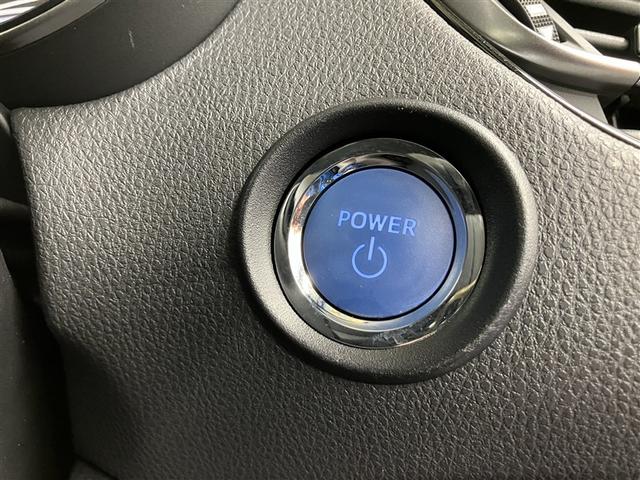 スマートキーを携帯していればキーを取り出さずにドアを施錠＆解錠。クルマの始動も可能です。