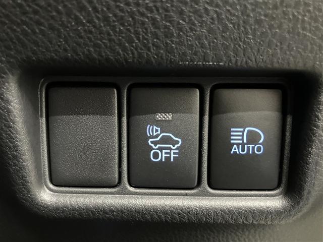 オートマチックハイビームとは、先行車や対向車のライトを認識し、ハイビームとロービームを自動で切り替える機能です。夜道の視界を確保します。詳細は販売店スタッフまでおたずねください。