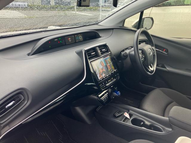 プリウス Ｓ　純正メモリーナビ　フルセグＴＶ　全方位カメラ　Ｂｌｕｅｔｏｏｔｈオーディオ　ＥＴＣ　ドライブレコーダー　スマートキー　プッシュスタート　オートクルーズコントロール（12枚目）