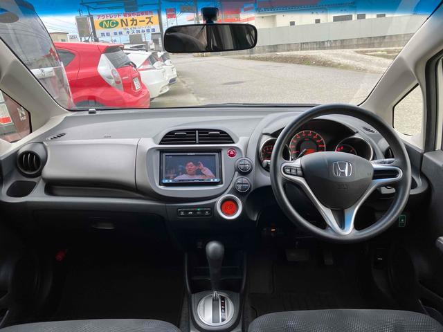 フィット １３Ｇ・スマートセレクション　ファインスタイル　ＥＴＣ　バックカメラ　ナビ　ＴＶ　アルミホイール　ＨＩＤ　スマートキー　電動格納ミラー　ＣＶＴ　盗難防止システム　衝突安全ボディ　ＡＢＳ　ＣＤ　ＵＳＢ　ミュージックプレイヤー接続可　Ｂｌｕｅｔｏｏｔｈ（2枚目）