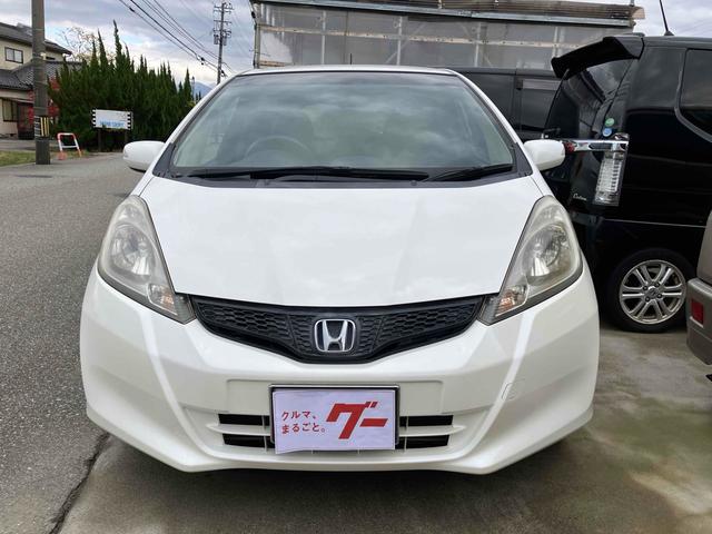 フィット １３Ｇ・スマートセレクション　ファインスタイル　ＥＴＣ　バックカメラ　ナビ　ＴＶ　アルミホイール　ＨＩＤ　スマートキー　電動格納ミラー　ＣＶＴ　盗難防止システム　衝突安全ボディ　ＡＢＳ　ＣＤ　ＵＳＢ　ミュージックプレイヤー接続可　Ｂｌｕｅｔｏｏｔｈ（3枚目）