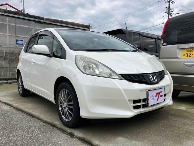 フィット １３Ｇ・スマートセレクション　ファインスタイル　ＥＴＣ　バックカメラ　ナビ　ＴＶ　アルミホイール　ＨＩＤ　スマートキー　電動格納ミラー　ＣＶＴ　盗難防止システム　衝突安全ボディ　ＡＢＳ　ＣＤ　ＵＳＢ　ミュージックプレイヤー接続可　Ｂｌｕｅｔｏｏｔｈ（6枚目）