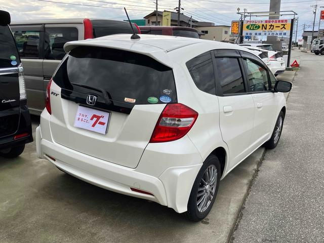フィット １３Ｇ・スマートセレクション　ファインスタイル　ＥＴＣ　バックカメラ　ナビ　ＴＶ　アルミホイール　ＨＩＤ　スマートキー　電動格納ミラー　ＣＶＴ　盗難防止システム　衝突安全ボディ　ＡＢＳ　ＣＤ　ＵＳＢ　ミュージックプレイヤー接続可　Ｂｌｕｅｔｏｏｔｈ（7枚目）