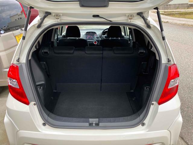 フィット １３Ｇ・スマートセレクション　ファインスタイル　ＥＴＣ　バックカメラ　ナビ　ＴＶ　アルミホイール　ＨＩＤ　スマートキー　電動格納ミラー　ＣＶＴ　盗難防止システム　衝突安全ボディ　ＡＢＳ　ＣＤ　ＵＳＢ　ミュージックプレイヤー接続可　Ｂｌｕｅｔｏｏｔｈ（10枚目）