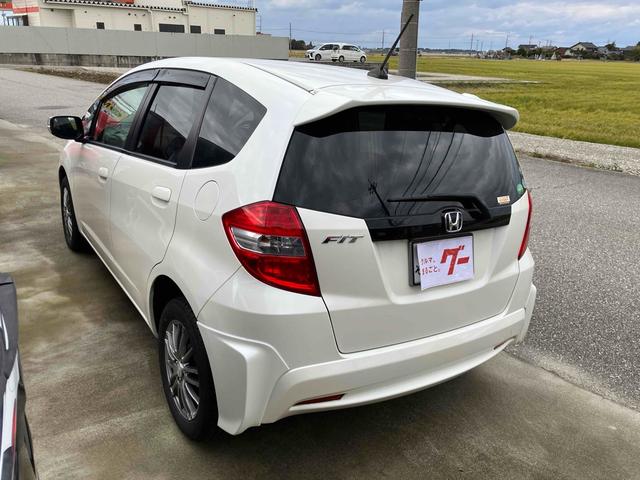 フィット １３Ｇ・スマートセレクション　ファインスタイル　ＥＴＣ　バックカメラ　ナビ　ＴＶ　アルミホイール　ＨＩＤ　スマートキー　電動格納ミラー　ＣＶＴ　盗難防止システム　衝突安全ボディ　ＡＢＳ　ＣＤ　ＵＳＢ　ミュージックプレイヤー接続可　Ｂｌｕｅｔｏｏｔｈ（11枚目）