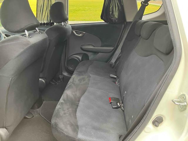 フィット １３Ｇ・スマートセレクション　ファインスタイル　ＥＴＣ　バックカメラ　ナビ　ＴＶ　アルミホイール　ＨＩＤ　スマートキー　電動格納ミラー　ＣＶＴ　盗難防止システム　衝突安全ボディ　ＡＢＳ　ＣＤ　ＵＳＢ　ミュージックプレイヤー接続可　Ｂｌｕｅｔｏｏｔｈ（12枚目）