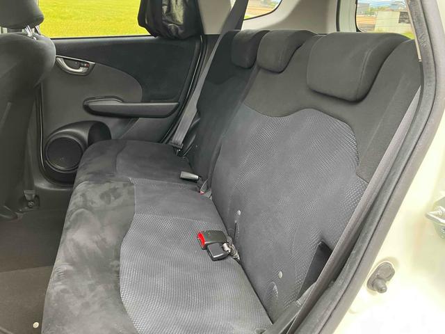 フィット １３Ｇ・スマートセレクション　ファインスタイル　ＥＴＣ　バックカメラ　ナビ　ＴＶ　アルミホイール　ＨＩＤ　スマートキー　電動格納ミラー　ＣＶＴ　盗難防止システム　衝突安全ボディ　ＡＢＳ　ＣＤ　ＵＳＢ　ミュージックプレイヤー接続可　Ｂｌｕｅｔｏｏｔｈ（13枚目）