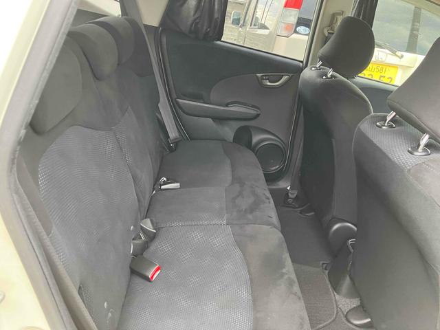 フィット １３Ｇ・スマートセレクション　ファインスタイル　ＥＴＣ　バックカメラ　ナビ　ＴＶ　アルミホイール　ＨＩＤ　スマートキー　電動格納ミラー　ＣＶＴ　盗難防止システム　衝突安全ボディ　ＡＢＳ　ＣＤ　ＵＳＢ　ミュージックプレイヤー接続可　Ｂｌｕｅｔｏｏｔｈ（14枚目）