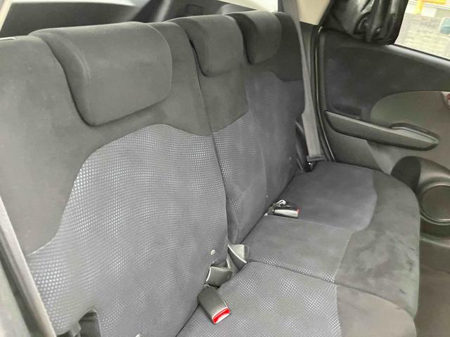 フィット １３Ｇ・スマートセレクション　ファインスタイル　ＥＴＣ　バックカメラ　ナビ　ＴＶ　アルミホイール　ＨＩＤ　スマートキー　電動格納ミラー　ＣＶＴ　盗難防止システム　衝突安全ボディ　ＡＢＳ　ＣＤ　ＵＳＢ　ミュージックプレイヤー接続可　Ｂｌｕｅｔｏｏｔｈ（15枚目）