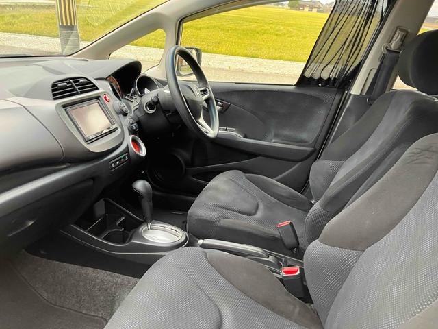 フィット １３Ｇ・スマートセレクション　ファインスタイル　ＥＴＣ　バックカメラ　ナビ　ＴＶ　アルミホイール　ＨＩＤ　スマートキー　電動格納ミラー　ＣＶＴ　盗難防止システム　衝突安全ボディ　ＡＢＳ　ＣＤ　ＵＳＢ　ミュージックプレイヤー接続可　Ｂｌｕｅｔｏｏｔｈ（16枚目）