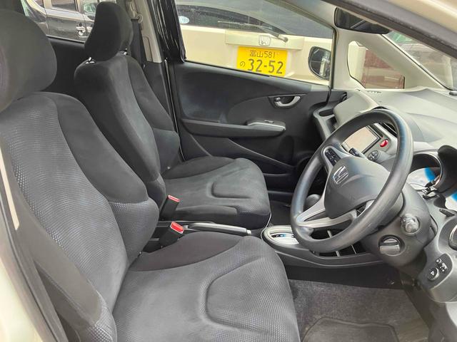 フィット １３Ｇ・スマートセレクション　ファインスタイル　ＥＴＣ　バックカメラ　ナビ　ＴＶ　アルミホイール　ＨＩＤ　スマートキー　電動格納ミラー　ＣＶＴ　盗難防止システム　衝突安全ボディ　ＡＢＳ　ＣＤ　ＵＳＢ　ミュージックプレイヤー接続可　Ｂｌｕｅｔｏｏｔｈ（18枚目）