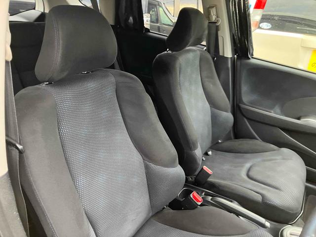 フィット １３Ｇ・スマートセレクション　ファインスタイル　ＥＴＣ　バックカメラ　ナビ　ＴＶ　アルミホイール　ＨＩＤ　スマートキー　電動格納ミラー　ＣＶＴ　盗難防止システム　衝突安全ボディ　ＡＢＳ　ＣＤ　ＵＳＢ　ミュージックプレイヤー接続可　Ｂｌｕｅｔｏｏｔｈ（19枚目）