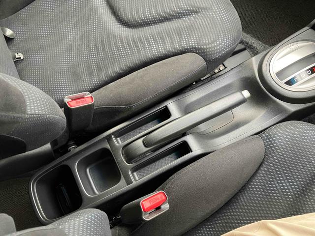 フィット １３Ｇ・スマートセレクション　ファインスタイル　ＥＴＣ　バックカメラ　ナビ　ＴＶ　アルミホイール　ＨＩＤ　スマートキー　電動格納ミラー　ＣＶＴ　盗難防止システム　衝突安全ボディ　ＡＢＳ　ＣＤ　ＵＳＢ　ミュージックプレイヤー接続可　Ｂｌｕｅｔｏｏｔｈ（20枚目）