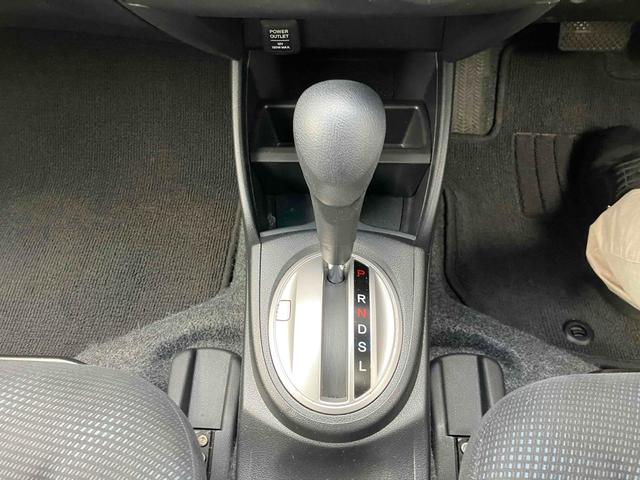 フィット １３Ｇ・スマートセレクション　ファインスタイル　ＥＴＣ　バックカメラ　ナビ　ＴＶ　アルミホイール　ＨＩＤ　スマートキー　電動格納ミラー　ＣＶＴ　盗難防止システム　衝突安全ボディ　ＡＢＳ　ＣＤ　ＵＳＢ　ミュージックプレイヤー接続可　Ｂｌｕｅｔｏｏｔｈ（22枚目）