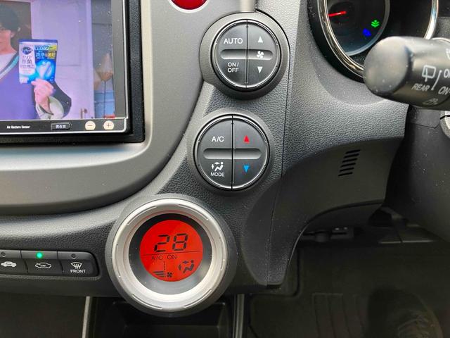 フィット １３Ｇ・スマートセレクション　ファインスタイル　ＥＴＣ　バックカメラ　ナビ　ＴＶ　アルミホイール　ＨＩＤ　スマートキー　電動格納ミラー　ＣＶＴ　盗難防止システム　衝突安全ボディ　ＡＢＳ　ＣＤ　ＵＳＢ　ミュージックプレイヤー接続可　Ｂｌｕｅｔｏｏｔｈ（25枚目）