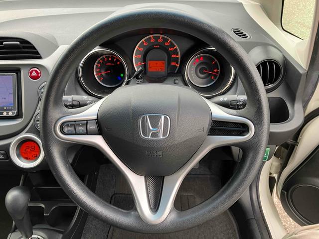 フィット １３Ｇ・スマートセレクション　ファインスタイル　ＥＴＣ　バックカメラ　ナビ　ＴＶ　アルミホイール　ＨＩＤ　スマートキー　電動格納ミラー　ＣＶＴ　盗難防止システム　衝突安全ボディ　ＡＢＳ　ＣＤ　ＵＳＢ　ミュージックプレイヤー接続可　Ｂｌｕｅｔｏｏｔｈ（30枚目）