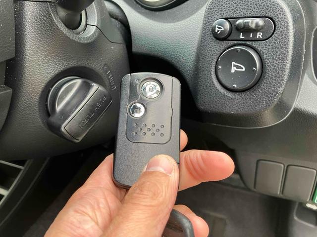 フィット １３Ｇ・スマートセレクション　ファインスタイル　ＥＴＣ　バックカメラ　ナビ　ＴＶ　アルミホイール　ＨＩＤ　スマートキー　電動格納ミラー　ＣＶＴ　盗難防止システム　衝突安全ボディ　ＡＢＳ　ＣＤ　ＵＳＢ　ミュージックプレイヤー接続可　Ｂｌｕｅｔｏｏｔｈ（37枚目）