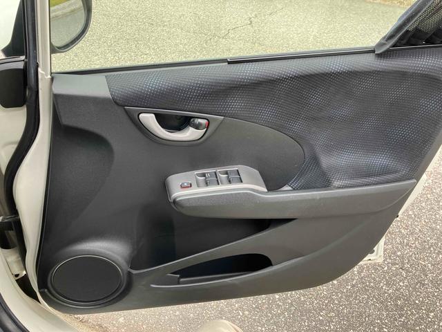 フィット １３Ｇ・スマートセレクション　ファインスタイル　ＥＴＣ　バックカメラ　ナビ　ＴＶ　アルミホイール　ＨＩＤ　スマートキー　電動格納ミラー　ＣＶＴ　盗難防止システム　衝突安全ボディ　ＡＢＳ　ＣＤ　ＵＳＢ　ミュージックプレイヤー接続可　Ｂｌｕｅｔｏｏｔｈ（38枚目）