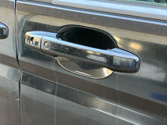 ステップワゴン Ｌ　スマートキー　アイドリングストップ　ＥＴＣ　ナビＴＶ　バックカメラ　後席モニタ　３列シート　フルフラット　運転席・助手席エアバック　ＡＢＳ　盗難防止システム　衝突安全ボディ　エアコン（7枚目）