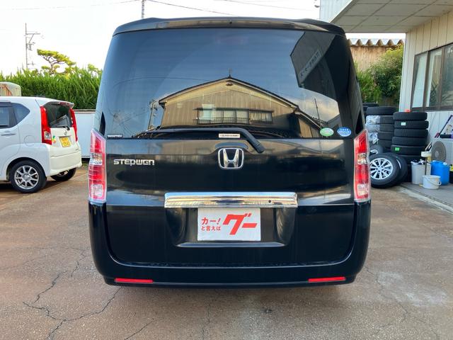 ステップワゴン Ｌ　スマートキー　アイドリングストップ　ＥＴＣ　ナビＴＶ　バックカメラ　後席モニタ　３列シート　フルフラット　運転席・助手席エアバック　ＡＢＳ　盗難防止システム　衝突安全ボディ　エアコン（12枚目）
