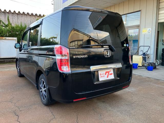 ステップワゴン Ｌ　スマートキー　アイドリングストップ　ＥＴＣ　ナビＴＶ　バックカメラ　後席モニタ　３列シート　フルフラット　運転席・助手席エアバック　ＡＢＳ　盗難防止システム　衝突安全ボディ　エアコン（13枚目）