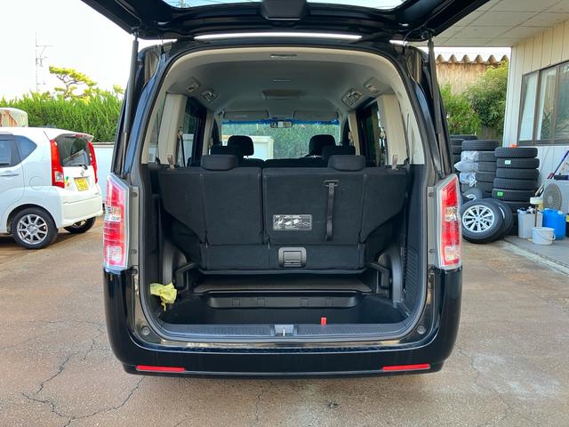 ステップワゴン Ｌ　スマートキー　アイドリングストップ　ＥＴＣ　ナビＴＶ　バックカメラ　後席モニタ　３列シート　フルフラット　運転席・助手席エアバック　ＡＢＳ　盗難防止システム　衝突安全ボディ　エアコン（16枚目）