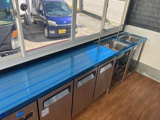 エルフトラック 　ＴＲＧ－ＮＨＳ８５ＡＮ　キッチンカー　オーニング　コールドテーブル業務用冷蔵庫　冷蔵冷凍庫　外部電源・コード　２槽シンク　給排水　換気扇　コンセント×５　カウンター　作業台×３　スポットライト　ＬＥＤ（10枚目）