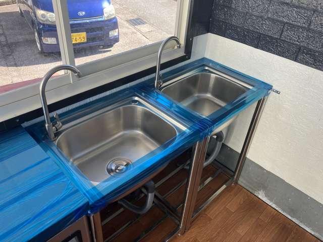 エルフトラック 　ＴＲＧ－ＮＨＳ８５ＡＮ　キッチンカー　オーニング　コールドテーブル業務用冷蔵庫　冷蔵冷凍庫　外部電源・コード　２槽シンク　給排水　換気扇　コンセント×５　カウンター　作業台×３　スポットライト　ＬＥＤ（11枚目）