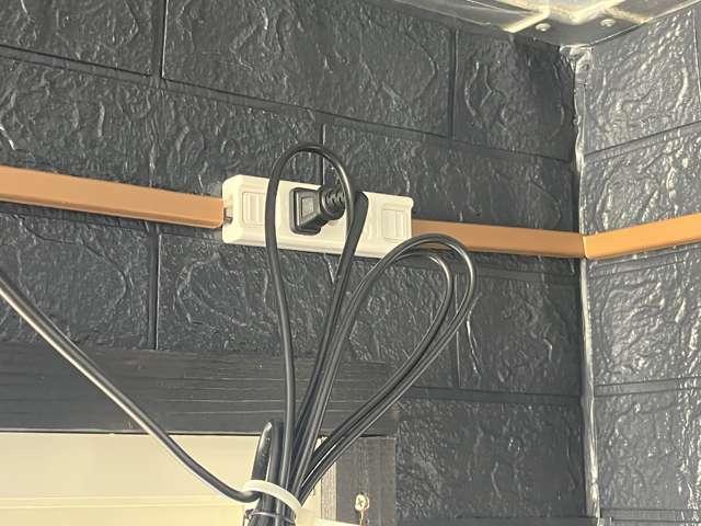 エルフトラック 　ＴＲＧ－ＮＨＳ８５ＡＮ　キッチンカー　オーニング　コールドテーブル業務用冷蔵庫　冷蔵冷凍庫　外部電源・コード　２槽シンク　給排水　換気扇　コンセント×５　カウンター　作業台×３　スポットライト　ＬＥＤ（24枚目）