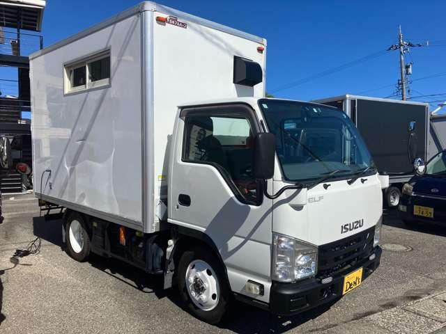 エルフトラック 　ＴＲＧ－ＮＨＳ８５ＡＮ　キッチンカー　オーニング　コールドテーブル業務用冷蔵庫　冷蔵冷凍庫　外部電源・コード　２槽シンク　給排水　換気扇　コンセント×５　カウンター　作業台×３　スポットライト　ＬＥＤ（29枚目）