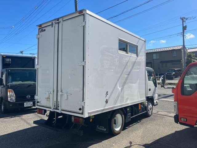 エルフトラック 　ＴＲＧ－ＮＨＳ８５ＡＮ　キッチンカー　オーニング　コールドテーブル業務用冷蔵庫　冷蔵冷凍庫　外部電源・コード　２槽シンク　給排水　換気扇　コンセント×５　カウンター　作業台×３　スポットライト　ＬＥＤ（31枚目）