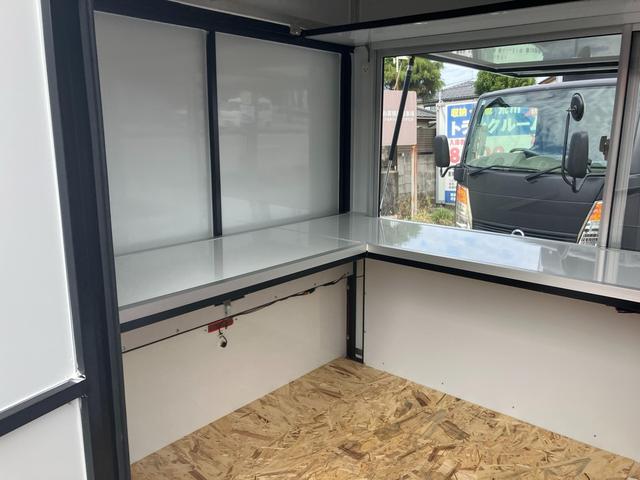 キャリイトラック KCエアコン・パワステ 3方開 4WD キッチンカー 4WD 2槽シンク 給排水 LED照明 換気扇 作業台 カウンター オーニング コンセント×5 全塗装済 エアコン パワーステアリング(16枚目)