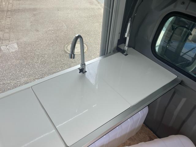 キャリイトラック KCエアコン・パワステ 3方開 4WD キッチンカー 4WD 2槽シンク 給排水 LED照明 換気扇 作業台 カウンター オーニング コンセント×5 全塗装済 エアコン パワーステアリング(23枚目)