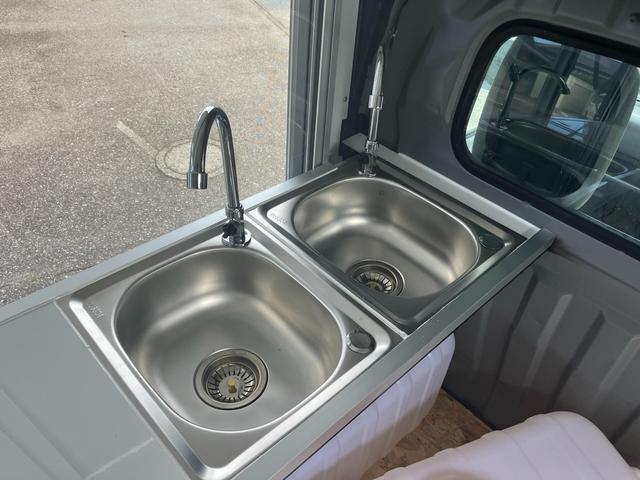 キャリイトラック KCエアコン・パワステ 3方開 4WD キッチンカー 4WD 2槽シンク 給排水 LED照明 換気扇 作業台 カウンター オーニング コンセント×5 全塗装済 エアコン パワーステアリング(24枚目)