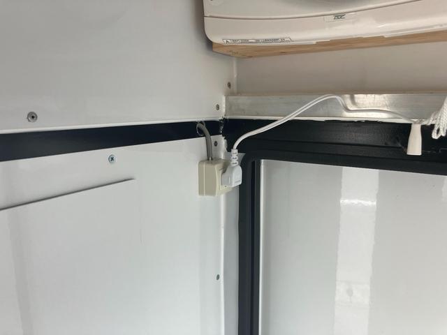 キャリイトラック KCエアコン・パワステ 3方開 4WD キッチンカー 4WD 2槽シンク 給排水 LED照明 換気扇 作業台 カウンター オーニング コンセント×5 全塗装済 エアコン パワーステアリング(26枚目)