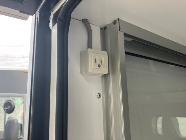 キャリイトラック KCエアコン・パワステ 3方開 4WD キッチンカー 4WD 2槽シンク 給排水 LED照明 換気扇 作業台 カウンター オーニング コンセント×5 全塗装済 エアコン パワーステアリング(27枚目)