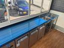 　ＴＲＧ－ＮＨＳ８５ＡＮ　キッチンカー　オーニング　コールドテーブル業務用冷蔵庫　冷蔵冷凍庫　外部電源・コード　２槽シンク　給排水　換気扇　コンセント×５　カウンター　作業台×３　スポットライト　ＬＥＤ（10枚目）